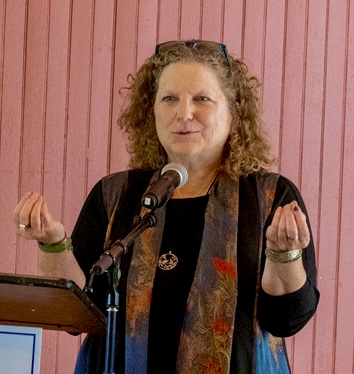 Jennifer Browdy Teaching a Workshop